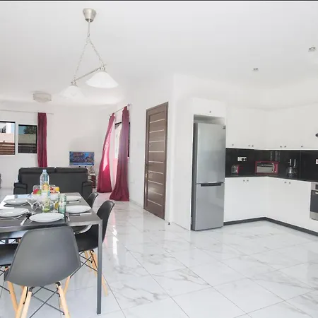 Feriehus 3 Schlafzimmer Mit Pool In Zentrum