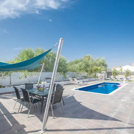 Semesterbostad 3 Schlafzimmer Mit Pool In Zentrum Protaras